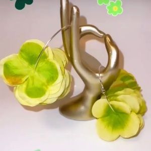 These floral hoop earrings will definitely bring out your summer outfit